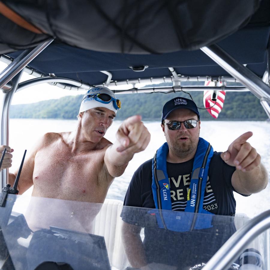 UNEP Patron of the Oceans, Lewis Pugh with skipper Sean Makofsky on the Hudson river. - Photo: © Lewis Pugh Foundation